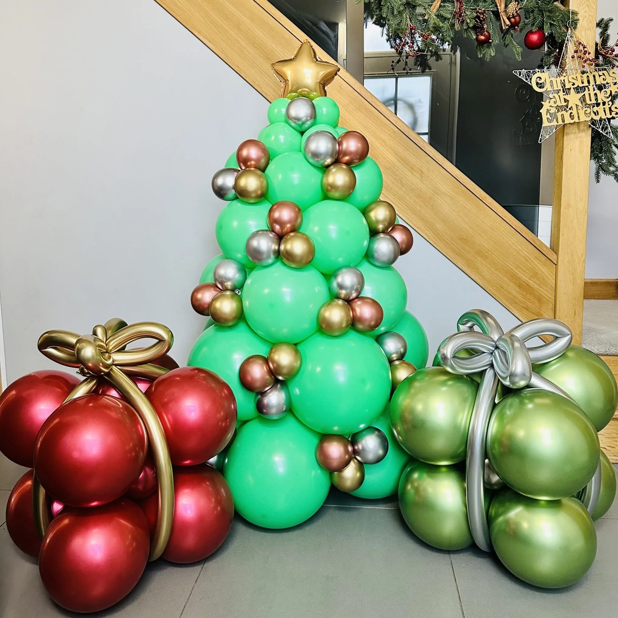 Balloon-Christmas-Tree-and-Gifts-balloons